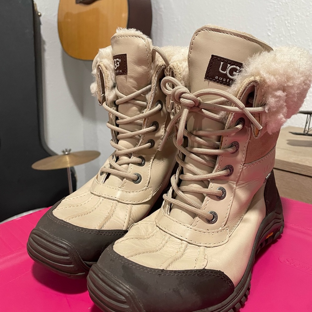 UGG WOMENS ADIRONDACK III BOOTS - SAND BEIGE